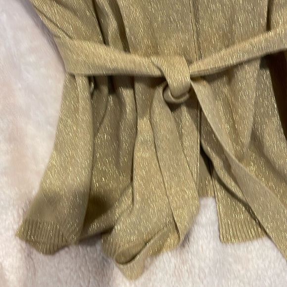 Gold turtleneck with over sweater for fur collar . - Picture 3 of 7